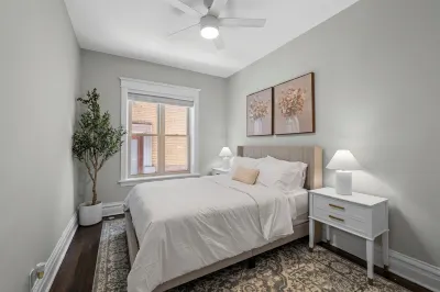 Stunning New Renovation 1BR/1BA in Andersonville Hotels in Andersonville