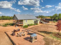 Henley-Lux Tiny Home-Hot Tub-Fire Pit Hotels in Gillespie County