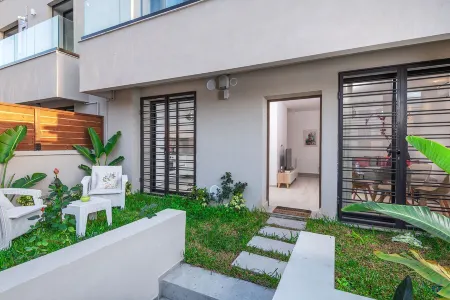 Le Rez de Jardin Отели в г. Ла-Марса