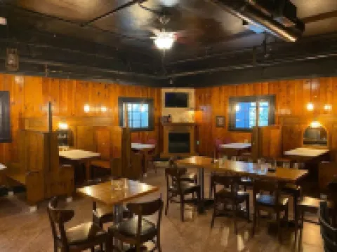 Decker Hotel & Bar