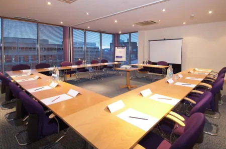 Premier Inn Sheffield City Centre (Angel Street) Отели в г. Шеффилд