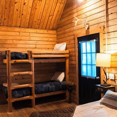 lakeside 3: Charming 2-bedroom cabin with AC and WiFi in peaceful Solgohachia