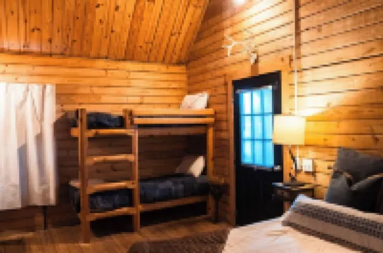 lakeside 3: Charming 2-bedroom cabin with AC and WiFi in peaceful Solgohachia