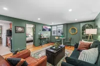 NEW 1BR on Salem Common l Steps to Witch Museum and Downtown l Fenced in Yard The Salem Museum 주변 호텔