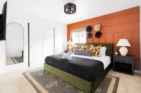 Heated Pool. Spacious Home w Lake Views. Sleeps 16 with tons of entertainment! - balcony