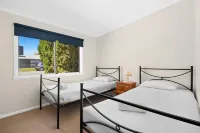 PARKSIDE BEACH HOUSE DOG FRIENDLY 450m BEACH