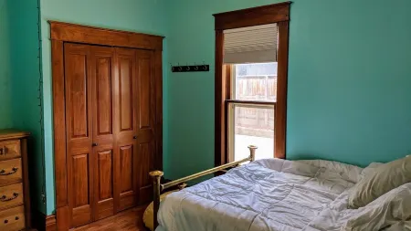 Large, 2-story Victorian home, w/ huge backyard & Flatiron views! Ideal location