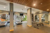 Hidden Gem Luxe Suite w Pool View - 1km to Beach