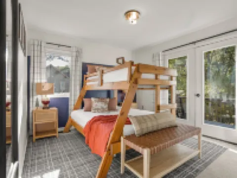 7BR Designer Home w/ Hot Tub, Game Room Hotels in Massanutten