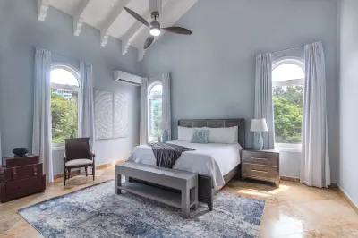 Grand Estate, West Bay. Ocean View, Pool & Waterfall. 5 Minutes Walk to Beach.