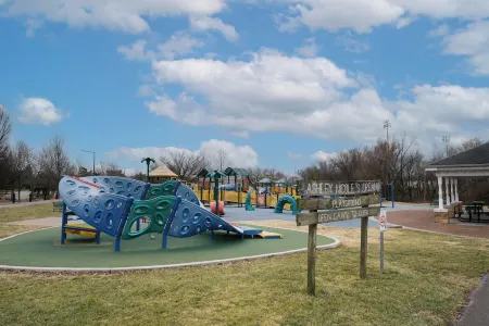 4Br Knoxville Home Close to Downtown, UT & Interstate! Free Local Gift Cards! Отели рядом с достопримечательностью «Regal Riviera»