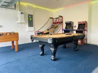 Spacious coastal 4-bedroom house in Sebastian with AC, WiFi, and game room. 세바스찬 호텔