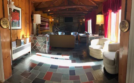 Spacious 5-bedroom w/ huge yard. Rural getaway!