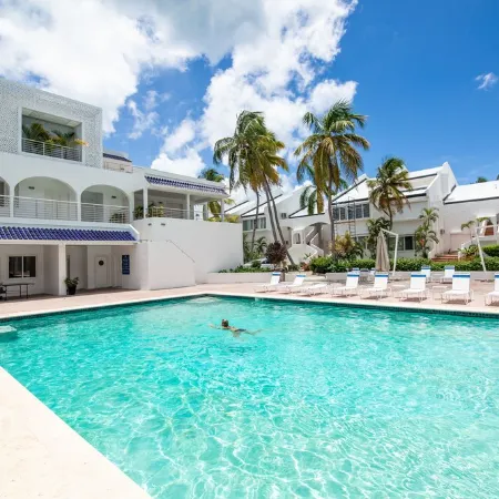 Stunning Penthouse on Mullet Bay beach