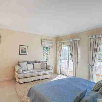 Spacious 4 bedroom villa in quiet location with sea views Rooms