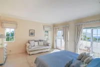 Spacious 4 bedroom villa in quiet location with sea views