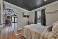 FLAT Lakefront Home at Summer Breeze w/ Private Dock & Kayaks & Paddle Boards
