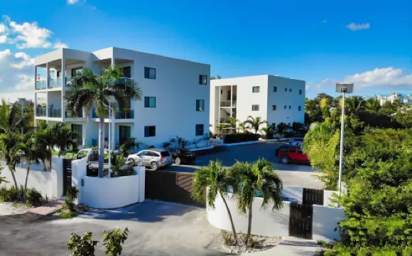 Luxury Modern 2 Bedroom Penthouse Condo in Grace Bay close to beach w/pool