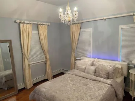 Southampton Home with Heated Pool,6 minutes from beach’s Отели в г. Такахо