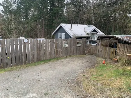 Beautiful rural  getaway with private suite  full kitchen, wifi and sauna. Отели в г. Солт Спринг Айленд