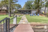 Water Front Lake Cabin Pet Friendly and FREE Paddle Boat and Kayaks!