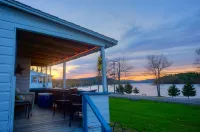 Renovated Bungalo Village Cottage on Crystal-Clear Newfound Lake
