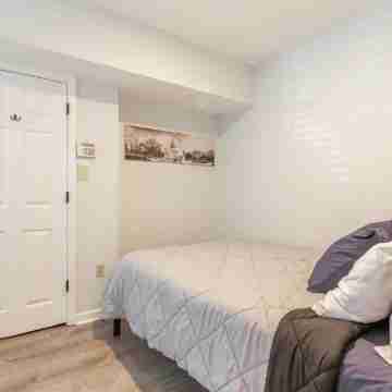 Modern Flat 15 minutes from White House Rooms