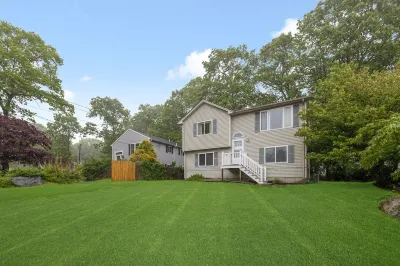 Beautiful 5 bedroom near beaches.  Walk to Narrow River.