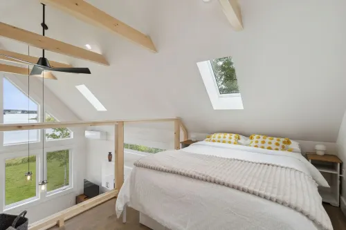 Cozy Bells Cove Retreat – Stylish Loft with Harbour Views & Walkability Hotels in Shelburne