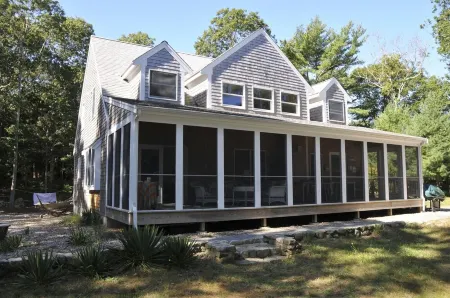 Lake Beach-6.5 acres-Pet Friendly-O/D Shower-Central A/C-Fire Pit-Sleeps up to12 Отели в г. Деннис