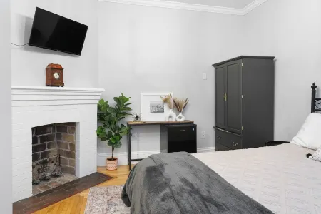 Studio 4 ~ Cozy1BDRM, Private Bath, Downtown Moncton Отели рядом со станцией Залізнична станція Монктон