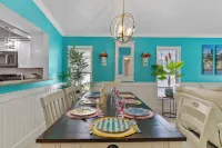 Tropical Oasis Close to Orlando Airport with FREE Heated/Chilled Pool!