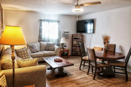 REDUCED PRICE CLEAN! Salty Marsh Lodge Fishing and Hunting Getaway Newly Updated Отели в г. Плакеминс Пэриш