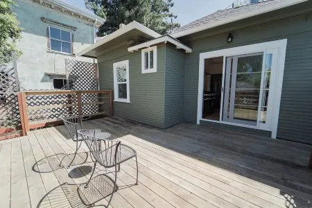 2336A- Upper 3B2B Unit w/ Laundry near UC Berkeley