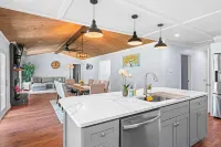 NEW IMMACULATE and quiet 4br Retreat between SAV DownTown & Tybee Island