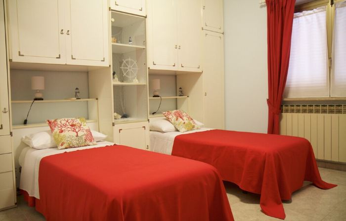 Domus Palombi - Large apartment 200 m from the station and 700 m from the sea