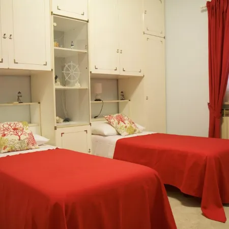 Domus Palombi - Large apartment 200 m from the station and 700 m from the sea