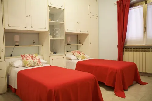Domus Palombi - Large apartment 200 m from the station and 700 m from the sea