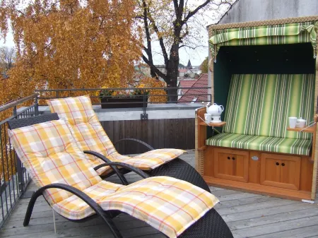 comfortable 4-star roof terrace apartment, quiet and central Отели в г. Варнемюнде