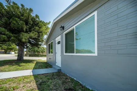 Cozy Downtown Bungalow
