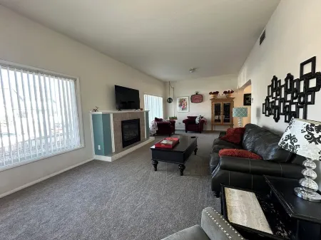 Charming 2-bedroom house in welcoming Klamath Falls with WiFi, AC