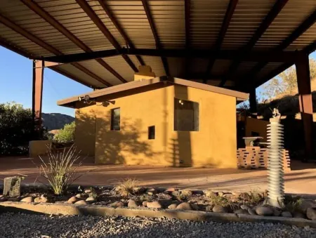 The House on the Cliff - Pet Friendly Incredible Views of Joshua Tree Отели рядом с достопримечательностью «Crazy Horse Ranch»