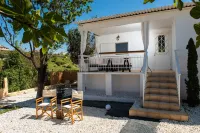 Grand Seaview Retreat - walk to the beach Hotels near Peraia Square