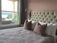 Brand new condo with gorgeous lake views