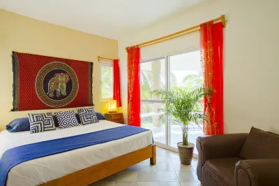 Beautiful independent 2 Bdrs. Casa Angelica, Pool & Beach Wi-Fi, sleeps 6