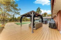 Amazing 5 bedroom, swim spa, river, close to Batawa Ski Hill