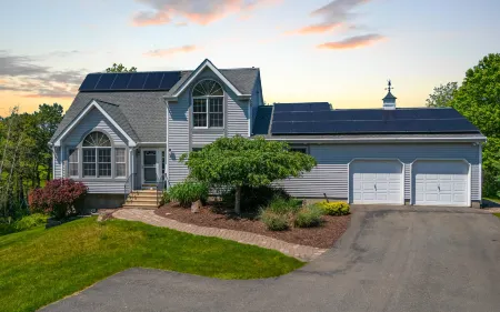 Hot Tub and Game Room with Lake Views - Stunning Modern Retreat Отели в г. Танкханнок Тауншип