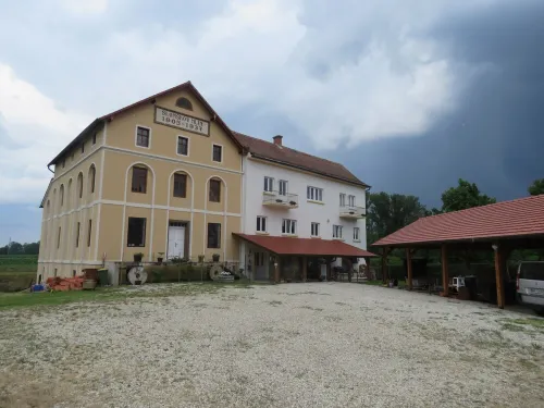 .3 Bed Mill House in the countryside attached to a 100 year old flour mit