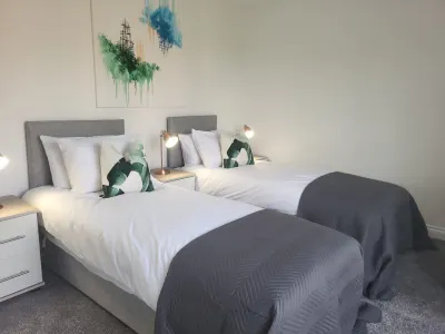 Charming Bedford 2BR walking distance to Hospital, Train Station and Town Center Hotels in 