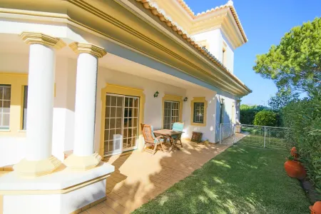 Spacious 4 bedroom villa in quiet location with sea views Отели в г. Almancil